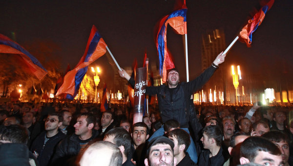 Волнения в Армении: Протестующие атакуют российское генконсульство. LIVE