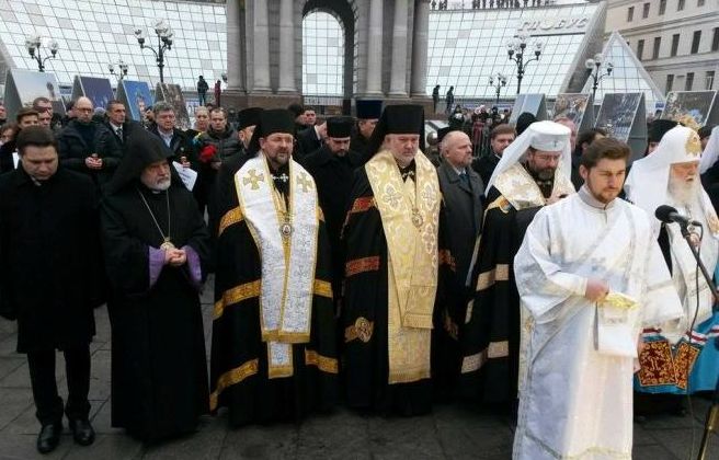 Киевляне вышли на молебен по погибшим под Волновахой. Президент присоединился