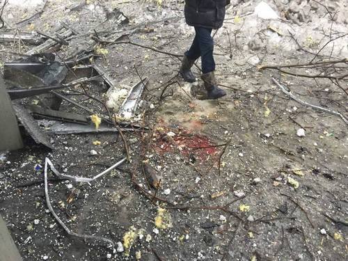 В Донецке снаряды попали в остановку и шахту. ФОТО