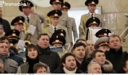 Киевский ж/д вокзал. Потрясающий флешмоб военного оркестра. ВИДЕО