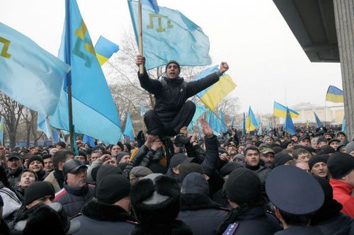Крымские татары защищают здание канала АТR: Это плевок, это запугивание