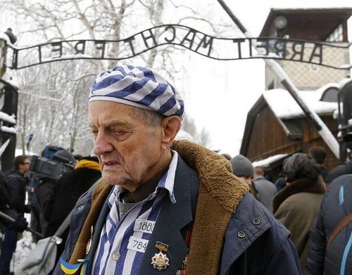 Приступ истерии вызвал 90-летний узник Освенцима с украинской ленточкой. ФОТО