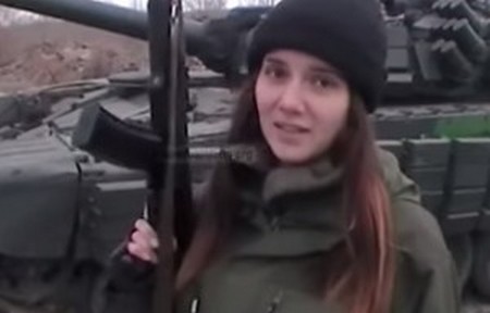 19-летняя «ополченка» показывает, как будет отстреливать «укропов»