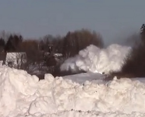 Новый хит YouTube: поезд, взрывающий снег. ВИДЕО