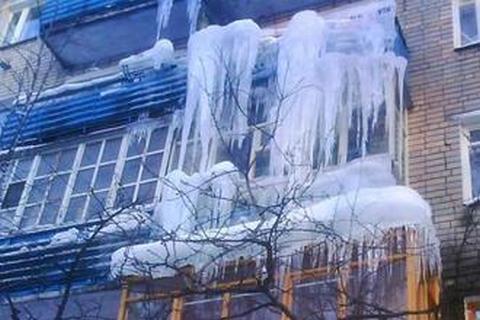 Глыба льда свалилась на ребенка с 18 этажа киевской высотки