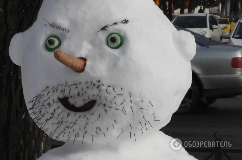 В Киеве появился ну очень суровый снеговик. ФОТО