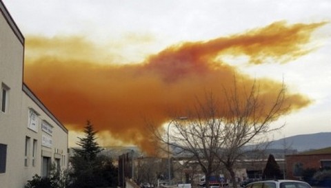 Произошел взрыв на химзаводе, небо затянуло оранжевым облаком. ФОТО
