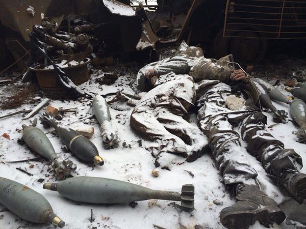 Британец опубликовал фото двух тел со связанными проводом руками в аэропорту Донецка