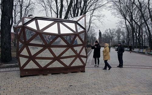 ОТРАДНО. В Киеве поставили первый зеркальный киоск, четвертый в мире. ФОТО