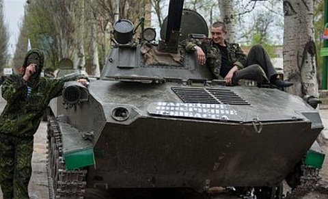 В Горловке противник формирует танковый кулак из 100 машин