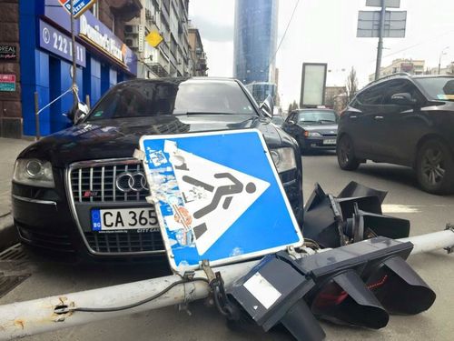 Светофор свалился на иномарку в центре Киева. ФОТО