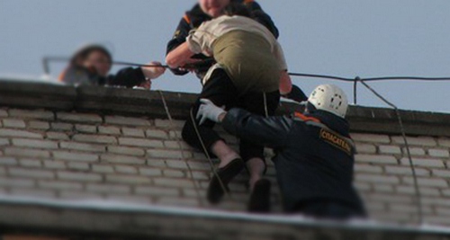 Столичным спасателям пришлось снимать с крыши пьяную женщину