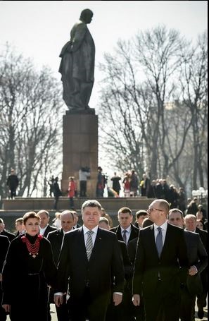Первые лица Украины возложили цветы к памятнику Шевченко. ФОТО