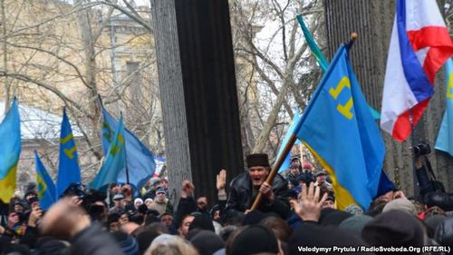 Вооруженные люди уволокли из дома еще одного крымского татарина