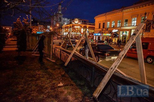 Киевляне не поверили власти и снесли забор на Контрактовой площади. ФОТО, ВИДЕО