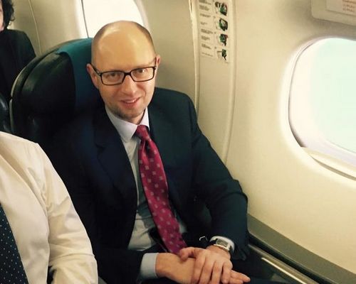 Яценюк с Саакашвили полетели в «загранку» эконом-классом. ФОТО