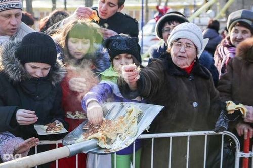 «Русское достоинство»: участников фестиваля еды кормили... с лопаты. ФОТО