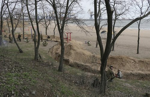 Азовские пляжи теперь «украшают» окопы. ФОТО