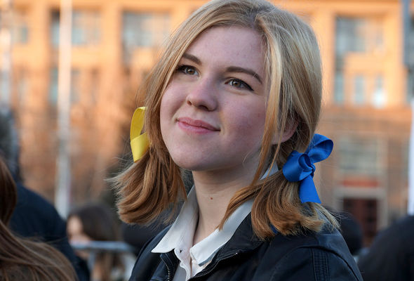Маразм крепчал. ФСБ запрессовала школьницу, пришедшую на митинг с жёлто-синими ленточками в волосах