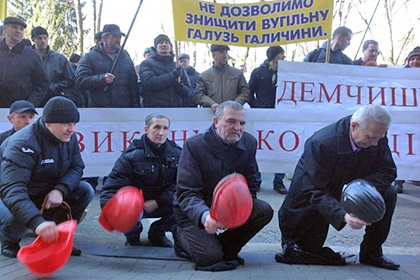 Больше 500 львовских шахтеров требуют выплаты зарплат и отставки Демчишина
