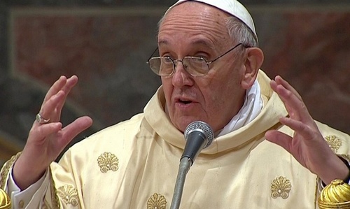 Во славу божию папу Франциска накормили пиццей прямо в папамобиле. ВИДЕО