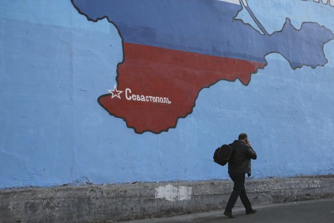 Эксперт: Если Россия будет падать, падать она будет на Украину