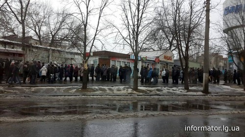 В Луганске выстроились очереди за хлебом. ФОТО