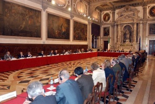 Венецианская комиссия просит опомниться и не лишать нардепов самого дорогого