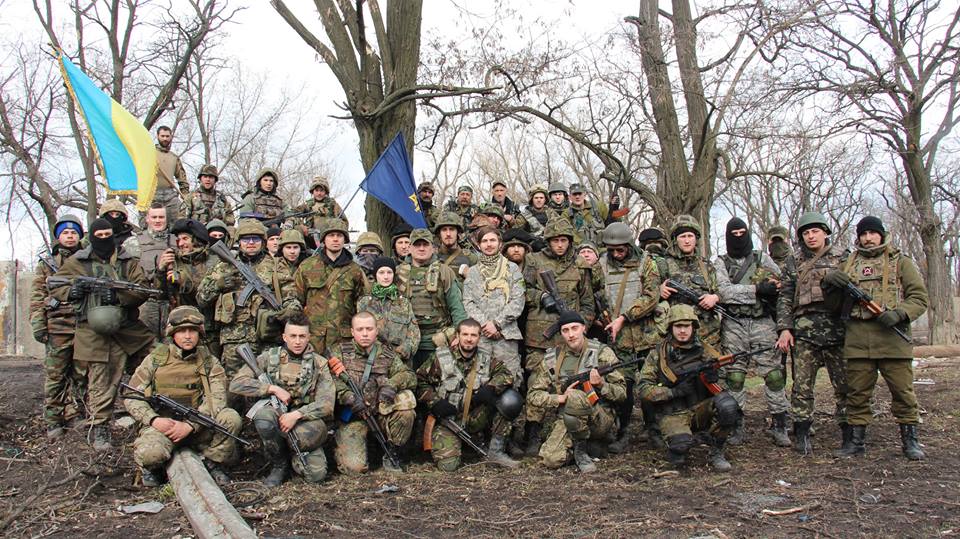 Минские договоренности: батальон ОУН организованно отводят из Песков