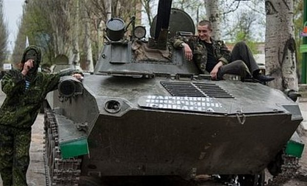 Боевики «рассекают» по центру Донецка на бронетехнике. ВИДЕО