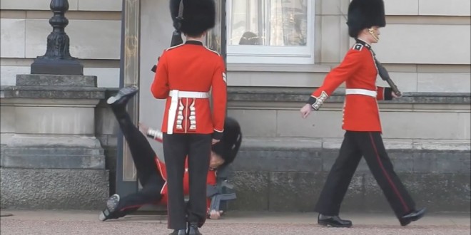 Часовой у Букингемского дворца во время смены караула плюхнулся на землю. ВИДЕО