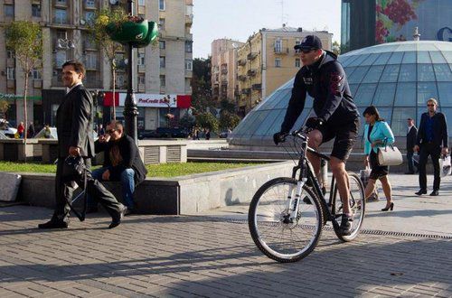 Киевляне ехали на работу с Кличко на велосипедах. ВИДЕО
