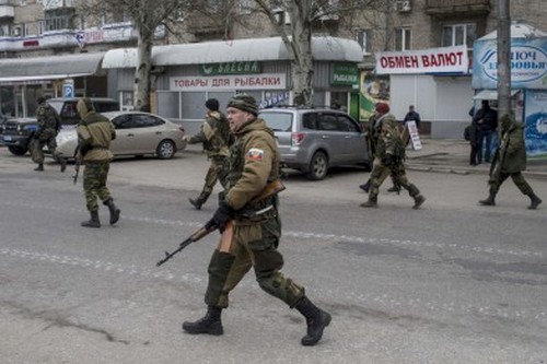 Соцсети: В центр Донецка съехались танки, БМП, там же лежат связанные люди
