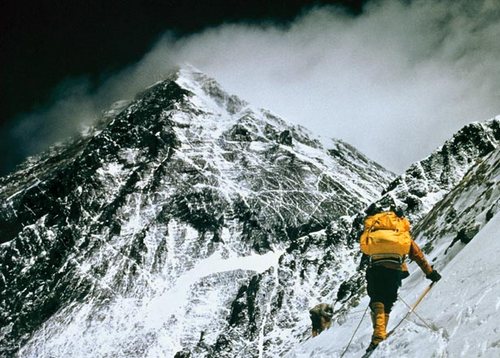 Альпинисты сняли момент схождения лавины на Эвересте. ВИДЕО