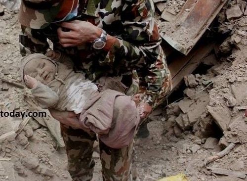 Чудесное спасение: в Непале из-под завалов вытащили живого младенца