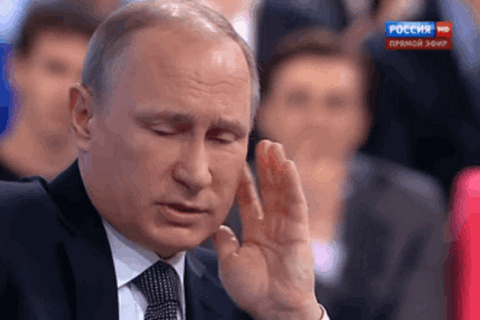Путин слышит голоса... из наушника. ВИДЕО