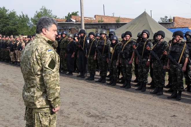 Политолог: Украина должна быть готова к военному положению 