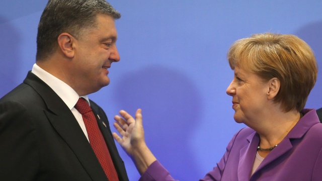 Меркель выступила за введение безвизового режима ЕС с Украиной