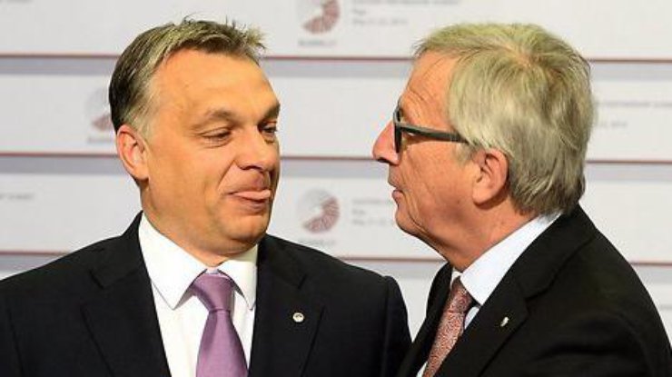 Президент Еврокомиссии публично «наградил» премьера Венгрии пощечиной. ВИДЕО