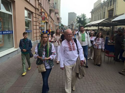 Москва в вышиванках: активисты провели парад на Старом Арбате. ФОТО