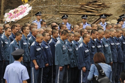 Китайским чиновникам показали, как сидится осужденным за коррупцию