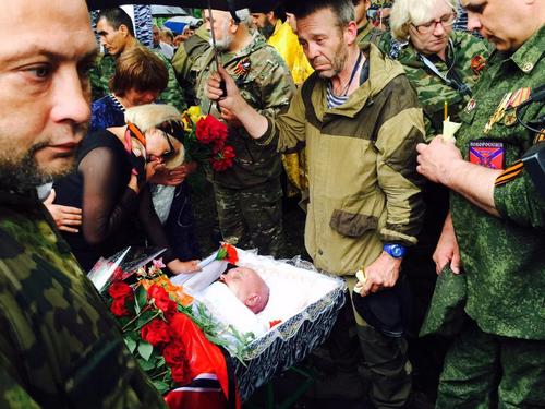 В Алчевске похоронили Мозгового. В Луганске — праздник. ФОТО