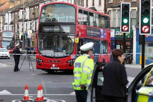 Шокированные лондонцы подняли двухэтажный автобус. ВИДЕО