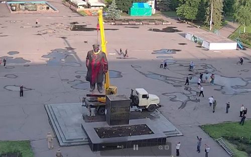 Облитый краской и обвитый флагом Ленин в Славянске не устоял. ФОТО, ВИДЕО