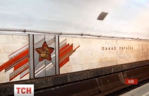 Декоммунизация по-киевски: звезду прикроют флагом, рабочего просят не убирать. ВИДЕО