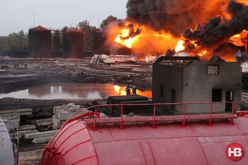 Пожар на нефтебазе: борьба продолжается, огонь локализован. ФОТО, ВИДЕО (обновляется)