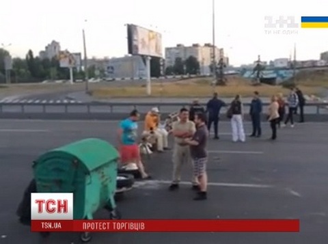 Владельцы киосков перекрыли проспект в Киеве: милиция применила петарды. ВИДЕО