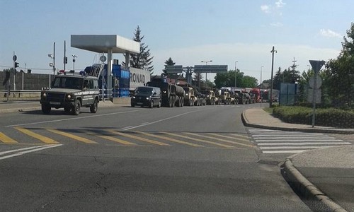 Венгрия подогнала к украинской границе колонну военной техники. ФОТО