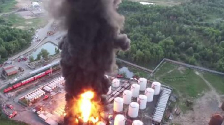 Пожар на нефтебазе под Киевом: спасатели потушили емкость с бензином. ФОТО