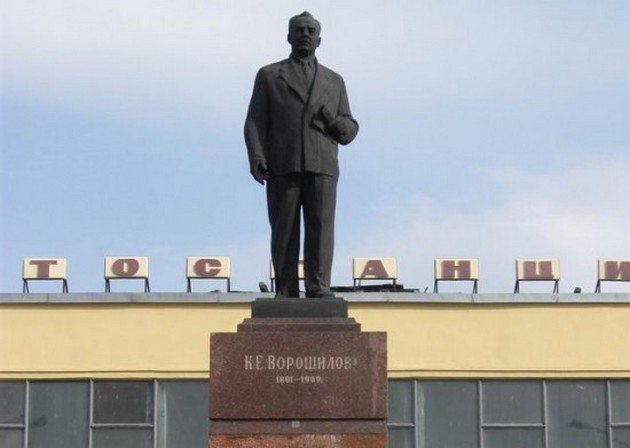 В Северодонецке не устоял памятник Ворошилову. ФОТО